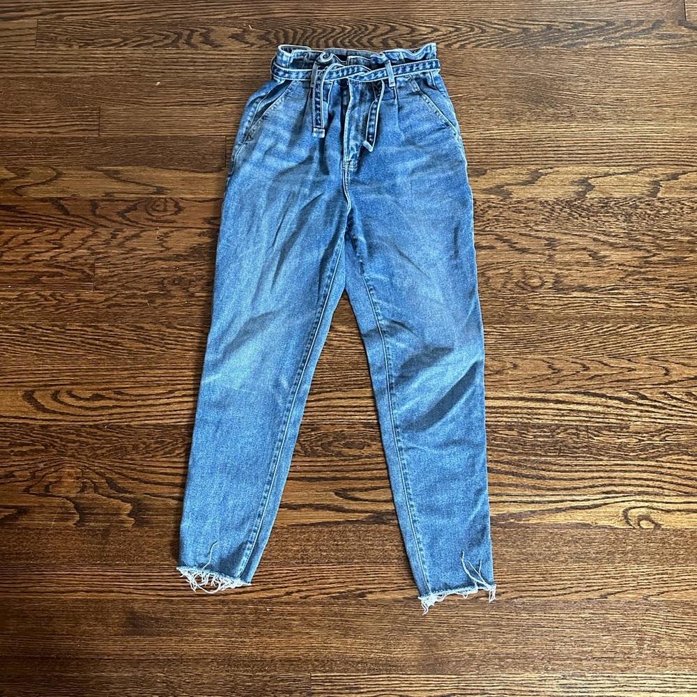 American Eagle 3R paper bag mom jeans with Jean tie belt